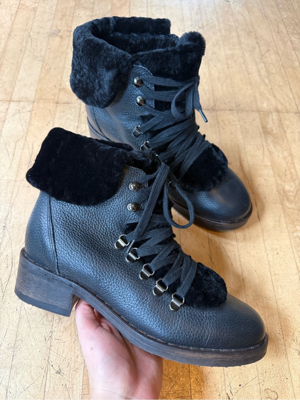 BODEN Shearling Leather Lace Up Ankle Boots Low Heel Round Toe Winter Fall 8.5